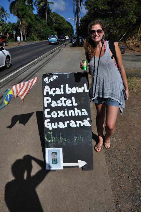 Comida bem brasileira em carrinho de lanches em frente à Pipeline, em Oahu, no Havaí